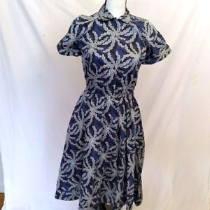 Brooks Brothers short sleeve waisted dress leaf design sz 4